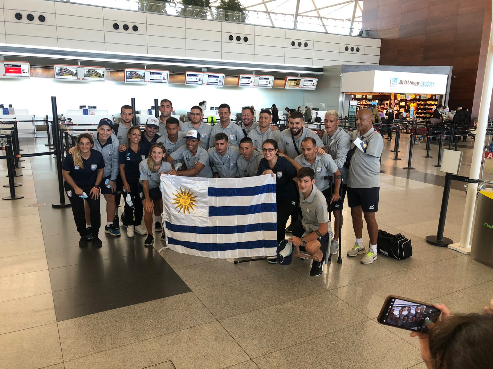 Delegación uruguaya en el aeropuerto antes de viajar a Colombia en 2022