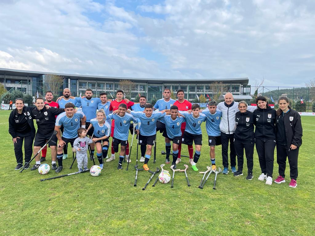 Futbolistas de Uruguay disputando un partido en Turquía 2022